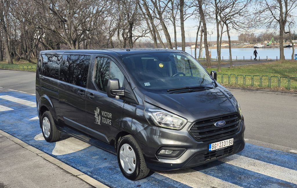 Ford Transit kombi sa vozačem u Beogradu – idealan za prevoz manjih grupa i privatne transfere