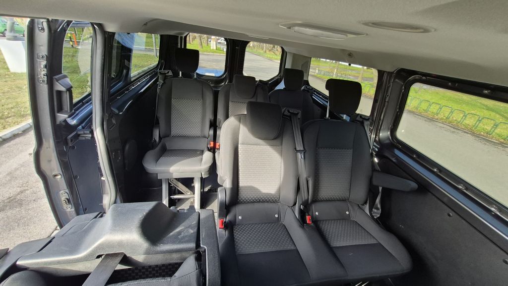 Enterijer Ford Transit kombija – udobna sedišta i dovoljno prostora za putnike i prtljag