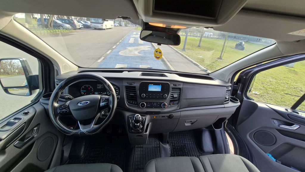 Ford Transit kombi u vožnji – brz i praktičan izbor za aerodromske transfere i duža putovanja