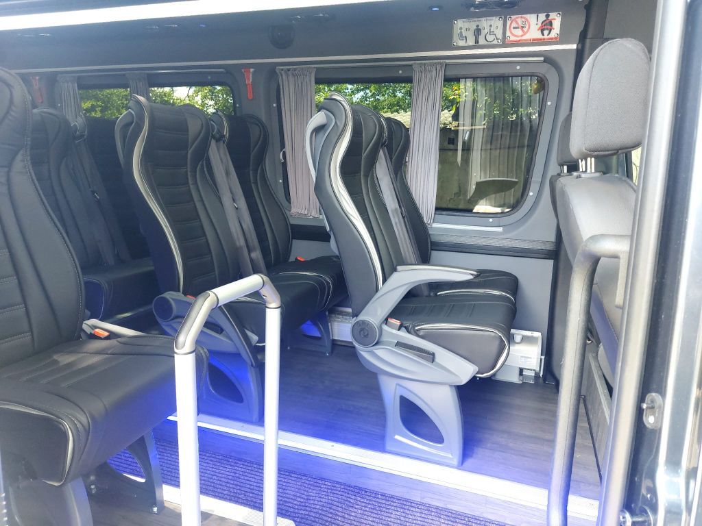 Enterijer luksuznog Mercedes Sprinter minibusa – prostrana i udobna sedišta za duža putovanja
