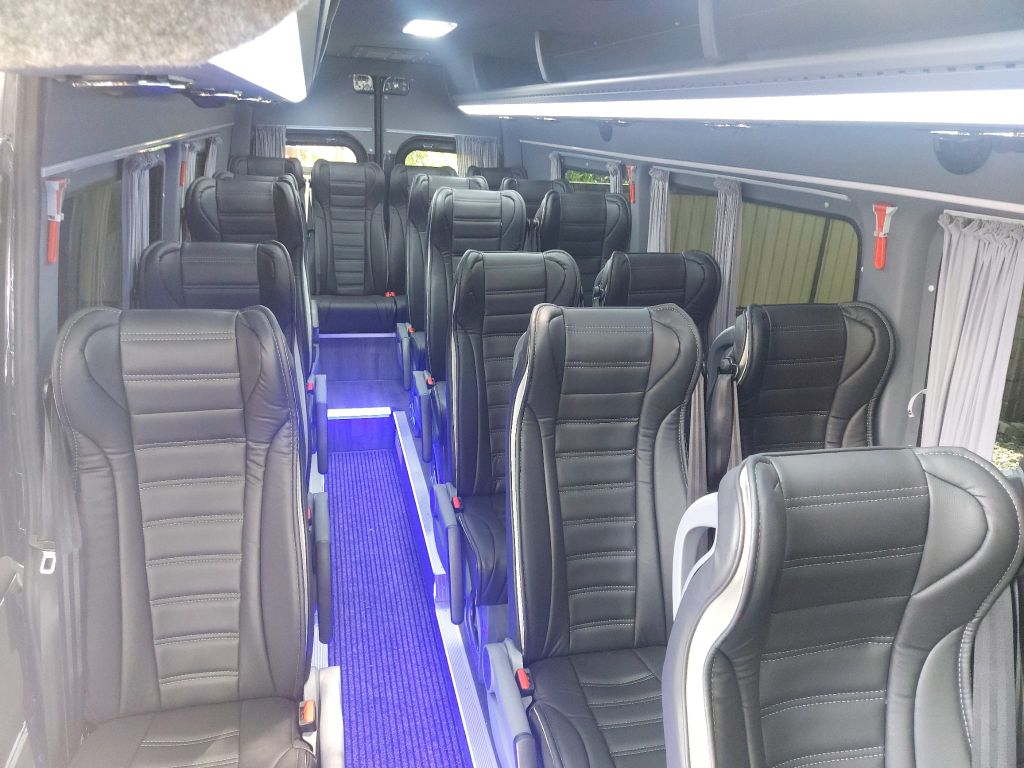 Enterijer luksuznog Mercedes Sprinter minibusa – prostrana i udobna sedišta za duža putovanja